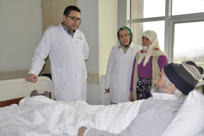 Vefalı başhekim 16 yıldır kayınpederine bakıyor
