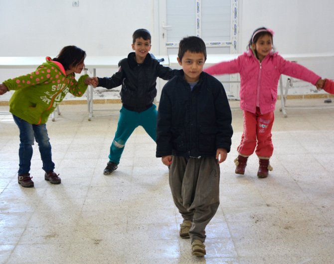 Köylü çocuklar sanatla buluşturuldu