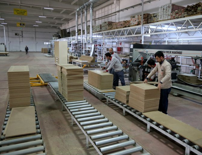 Ormanı yok ama mobilyadan milyonlar kazanıyor