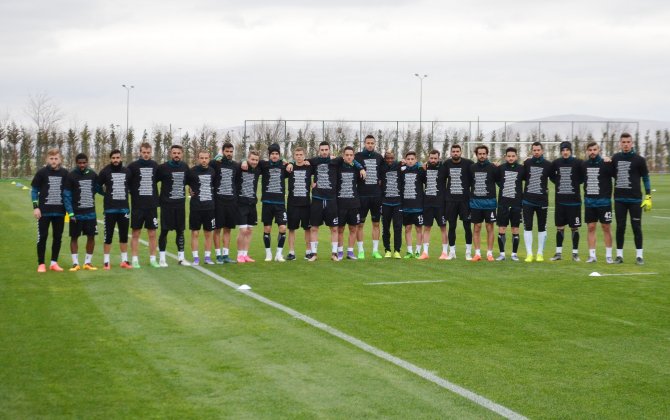 Torku Konyasporlu futbolcular antrenmana siyah tişörtle çıktı