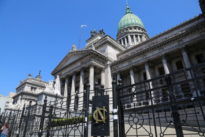 Arjantin’de "akbaba fonları" tasarısına yeşil ışık