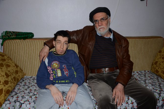 Suriyeli baba engelli oğlunu tedavi ettirmek istiyor