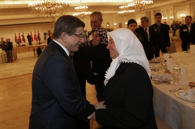 Başbakan Davutoğlu, şehit yakınlarıyla buluştu