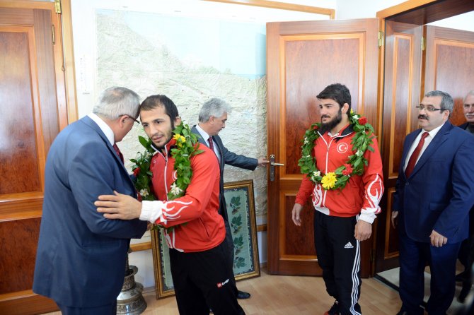 Şampiyon güreşçilerden Vali Can'a ziyaret