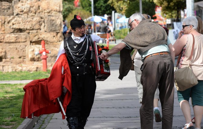 Tek kollu müzisyenden duygulandıran nağmeler