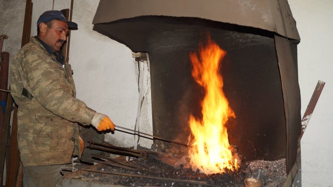Üç kuşaktır demircilik yapıyorlar