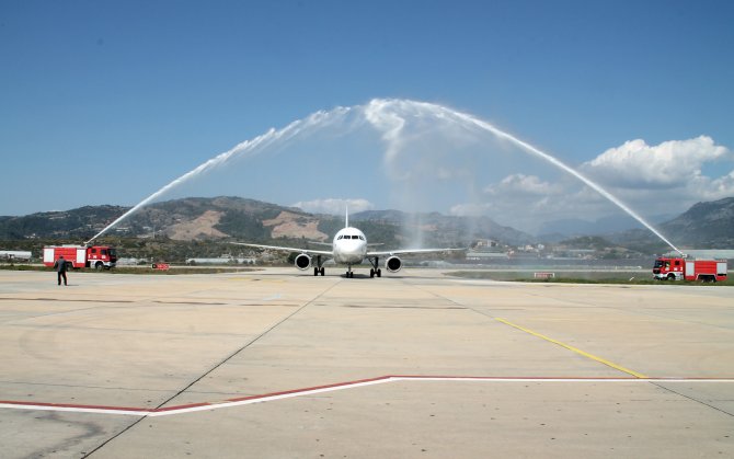 İranlı turist kafilesine çiçekli karşılama