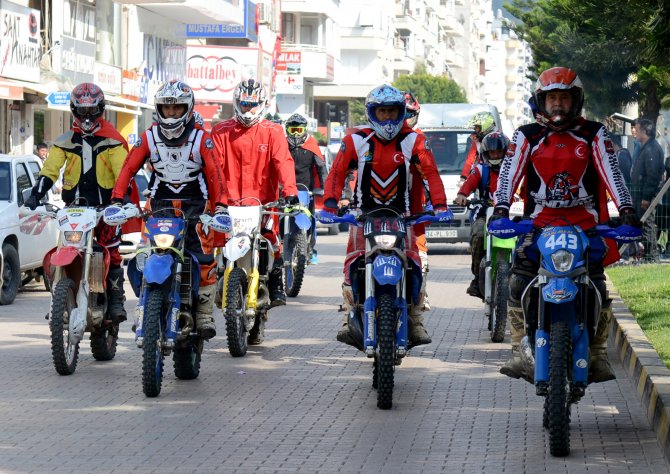 Motosiklet sporcularından teröre pankartlı tepki