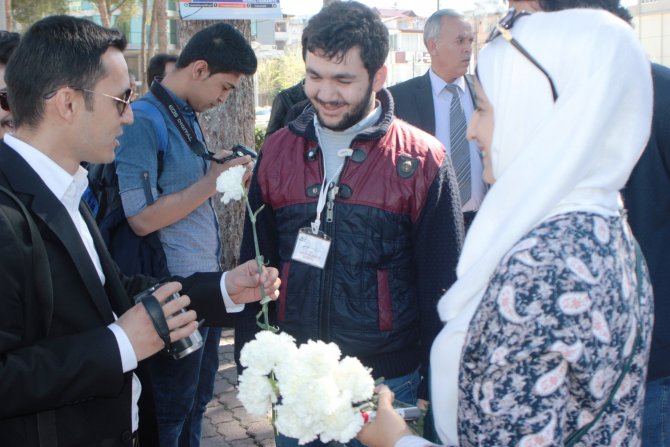 Suriyeli gençlerden Osmaniyelilere "beyaz karanfil"