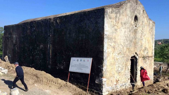 Tarihi kilisenin bahçesinde insan kemikleri bulundu