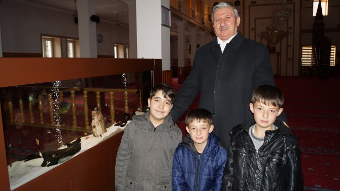 Çocuklar "akvaryumlu cami"nin müdavimi oldu