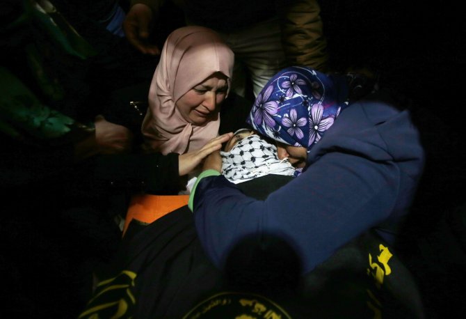 İsrail askerlerinin öldürdüğü Filistinlinin cenaze töreni