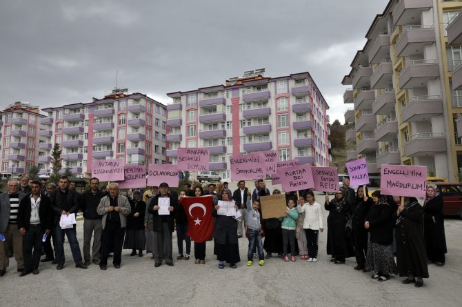 Site sakinlerinden "dolandırıcılık" protestosu