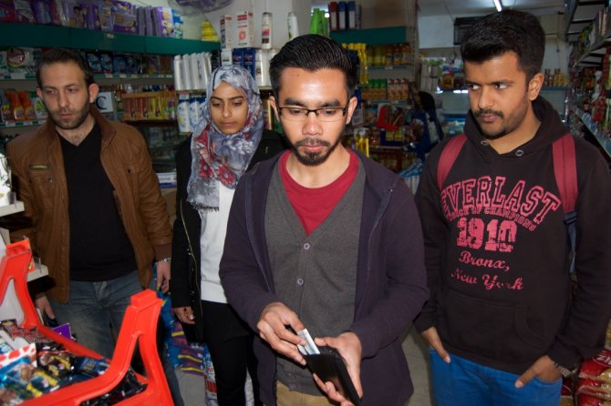 Yabancı öğrencilerden sığınmacılara yardım eli