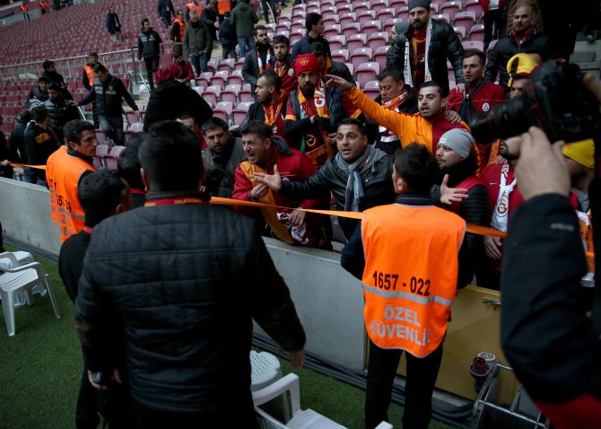 Galatasaray-Fenerbahçe derbisi ertelendi