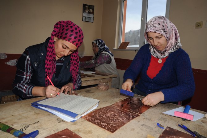 Murgullu kadınlara bakır işlemeciliği kursu