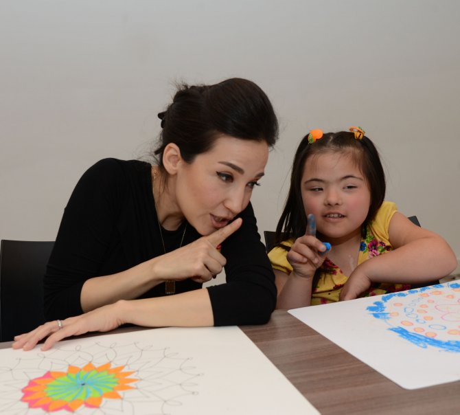Şarkıcı İpek Açar, down sendromlu çocuklarla mandala boyadı