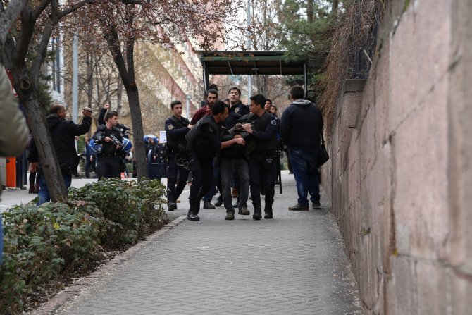 Cebeci'de izinsiz pankarta gözaltı