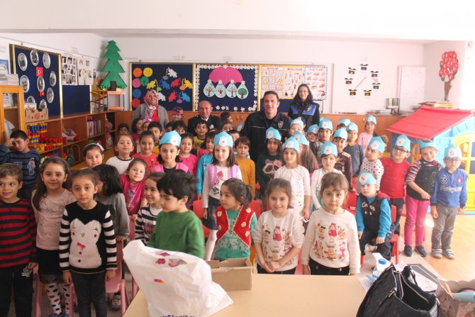 Çocuklara trafik kuralları çizgi filmle anlatıldı