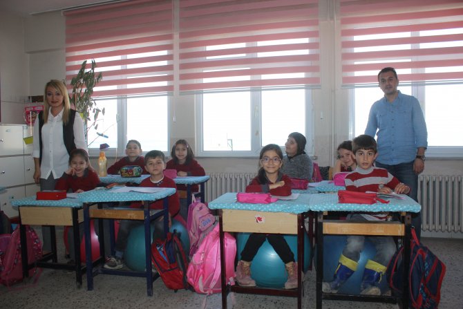 Sıraların yerini pilates topu aldı