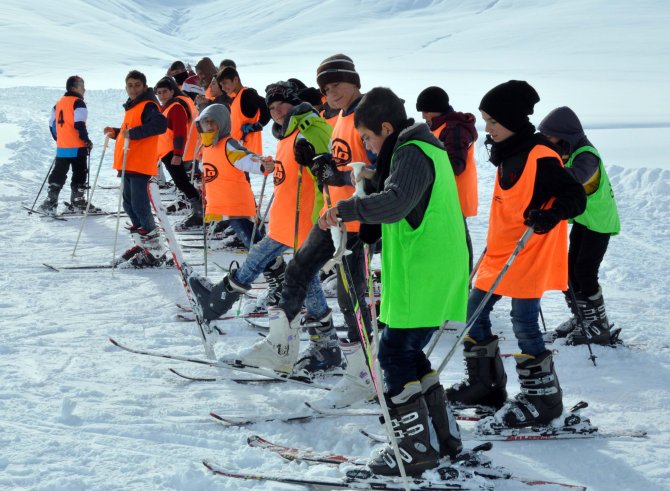 Muş'ta çocuklara kayak eğitimi