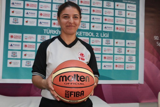 Yeşil saha ve parkenin kadın hakemi