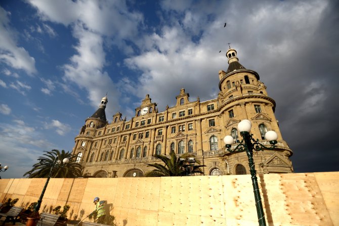 Haydarpaşa, kum zeminde yıllara meydan okuyor