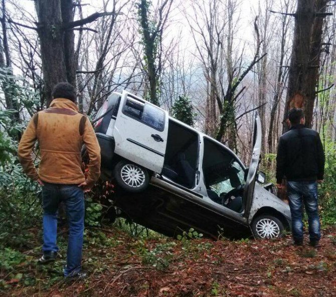 Bartın'da otomobil şarampole devrildi: 1 ölü, 1 yaralı