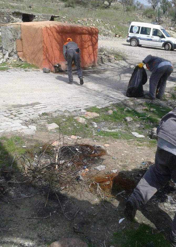 Belediye ekipleri tarafından mahalle çeşmelerinin etrafı temizlendi