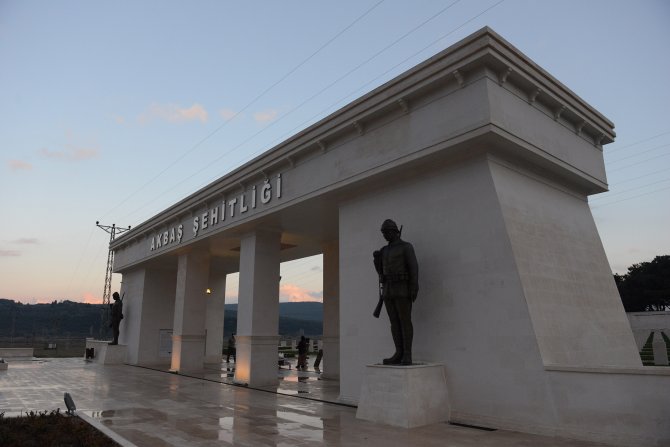 Gençler sabah namazında şehitlikte buluştu