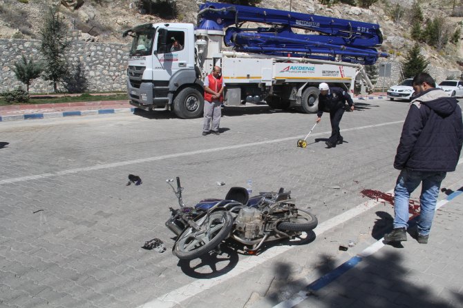 Kamyonun çarptığı motosiklet sürücüsü öldü