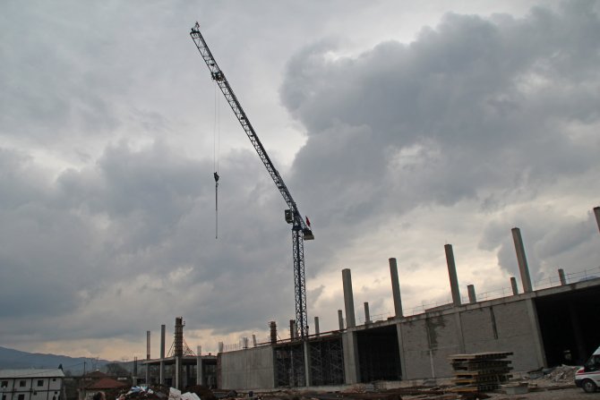 Fenalaşan vinç operatörü itfaiyenin yardımıyla indirildi