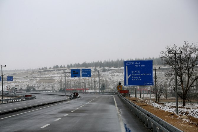 Sertavul Geçidi'nde ulaşım güçlükle sağlanıyor