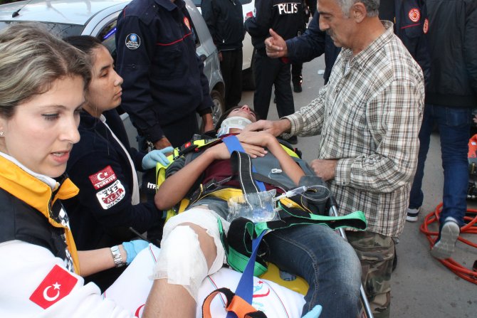 Ayağına saplanan demir parçasıyla hastaneye kaldırıldı