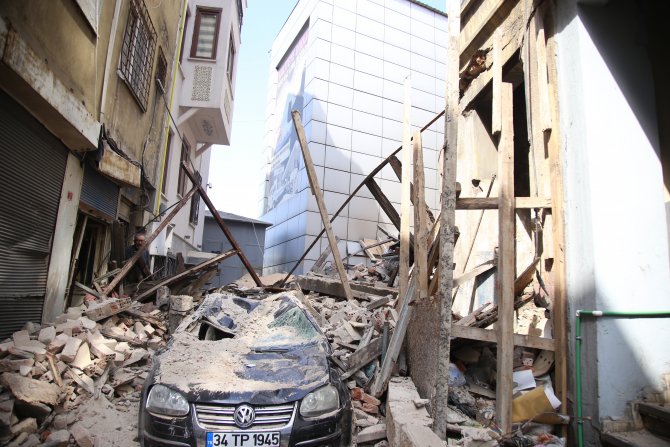 Beyoğlu'nda tarihi bina çöktü