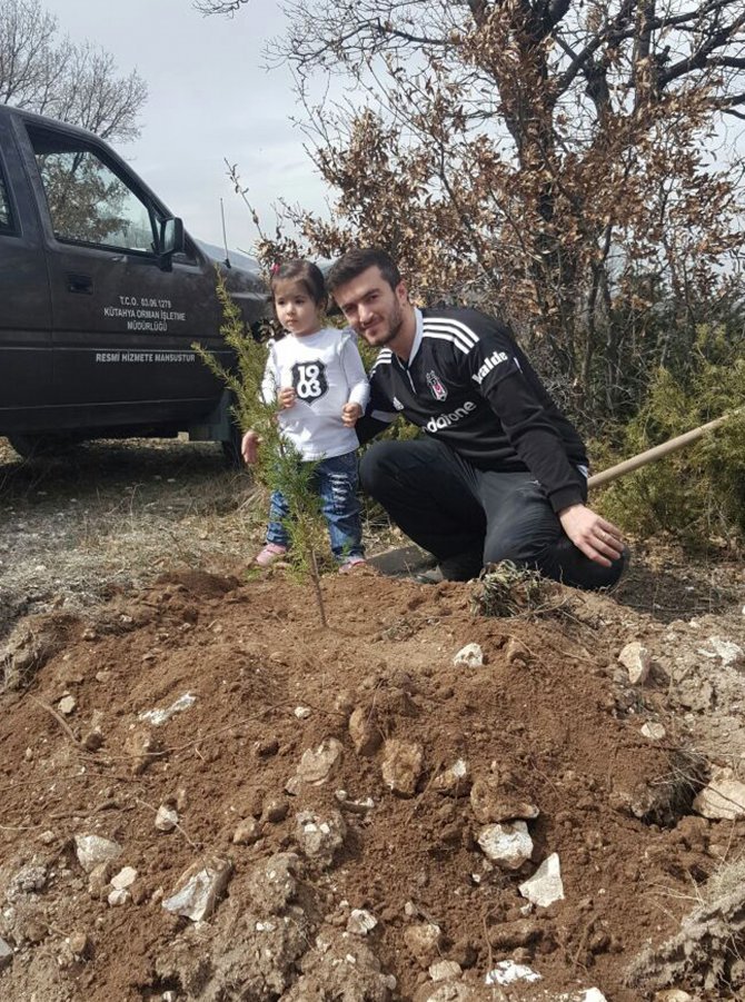 Kütahya'da Beşiktaş taraftarları 1903 fidan dikti