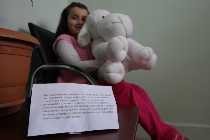 Polisten öğrencinin mektubuna hediyeli yanıt