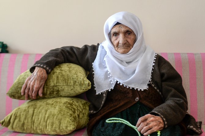 Terör, asırlık nineyi evinden etti