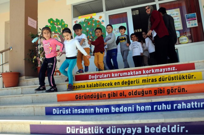 Anaokulu öğrencileri "dürüstlük" için koştu