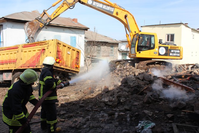 Beyşehir'de çıkan yangında iki ev yanarak kül oldu