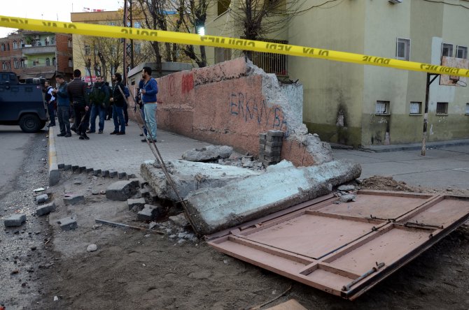 İş makinesinin çarptığı duvar çocuklar üzerine yıkıldı