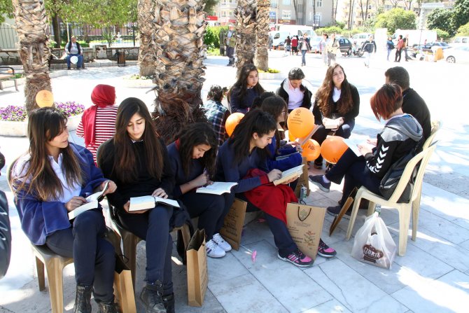 Kitap okuyup çam fidanlarını aldılar