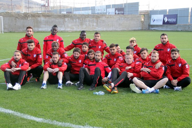 Vartaş Elazığsporlu futbolculardan oturma eylemi