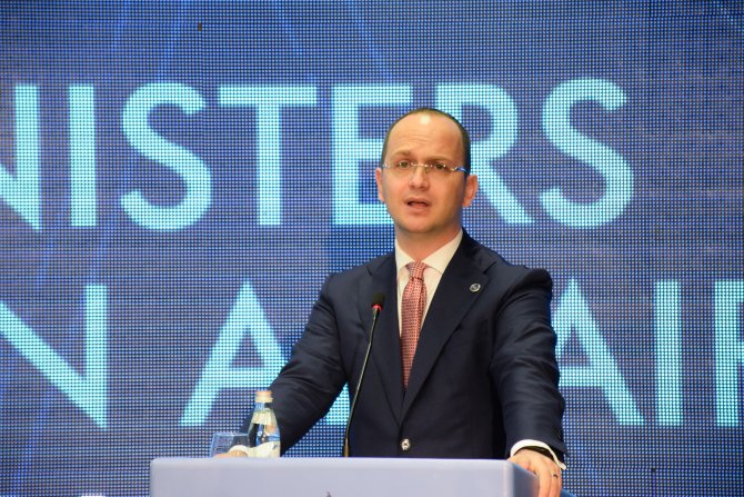 AB Komiseri Hahn Arnavutluk'ta