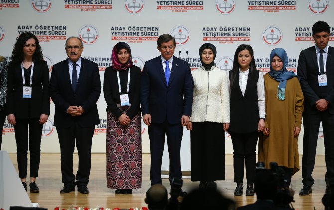Davutoğlu aday öğretmenlere hitap etti