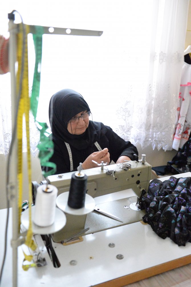 Suriyeli 40 yıllık terzi yurttaşlarına meslek öğretiyor
