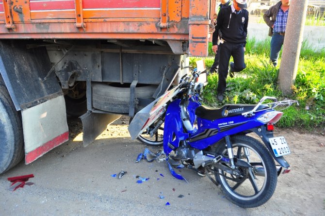 Turgutlu'da motosiklet kamyona çarptı: 2 ağır yaralı