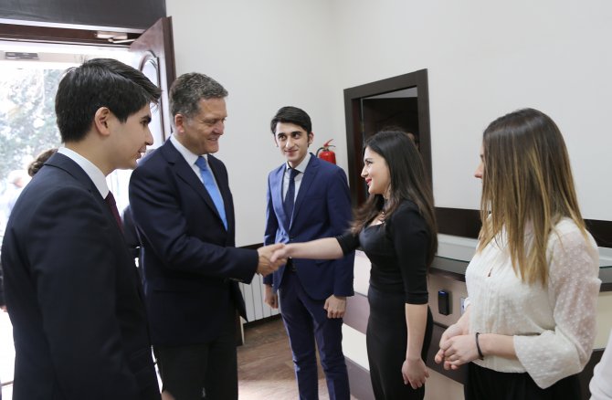 Bakü Büyükelçisi Coşkun, Azerbaycanlı öğrencilerle bir araya geldi
