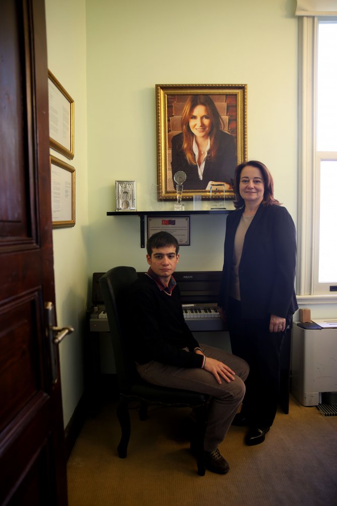 Otizme karşı ana-oğul elele