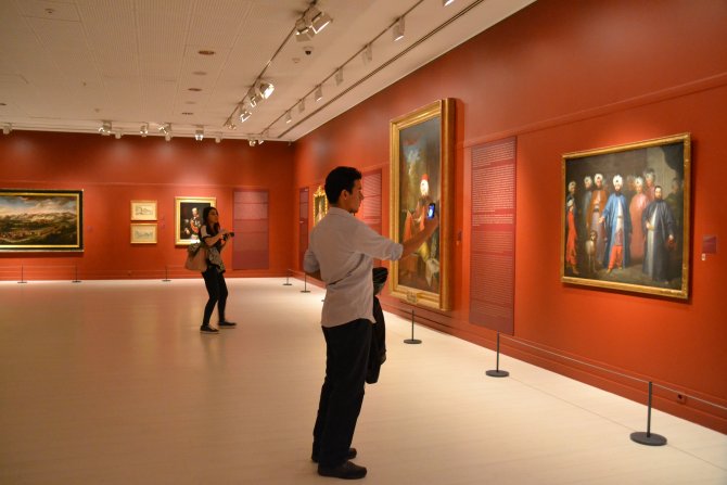 Pera Müzesi'nin ziyaretçileri tablolara dönüşüyor